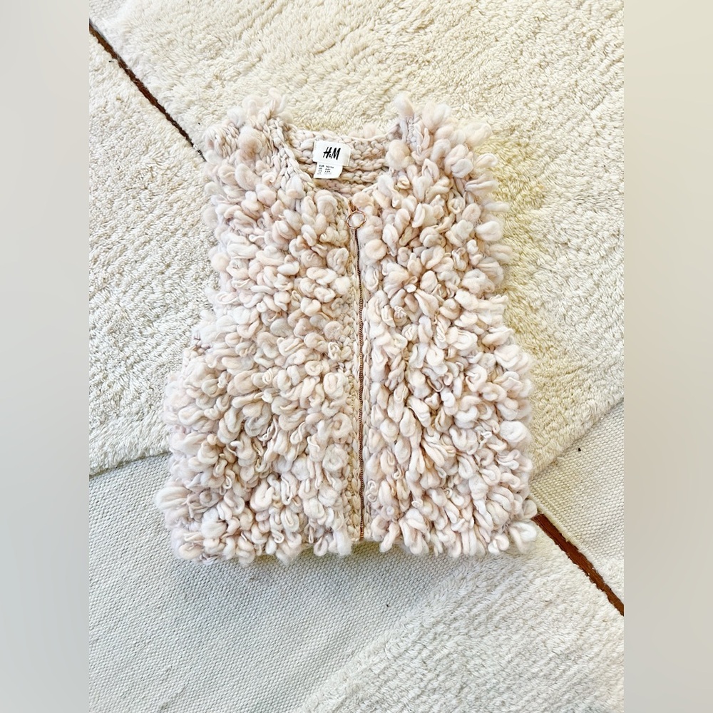 H&M H+M Boucle Fluffy Sheepskin Vest Girls 4-6Y Cream Tan Rose Gold Zipper EUC
